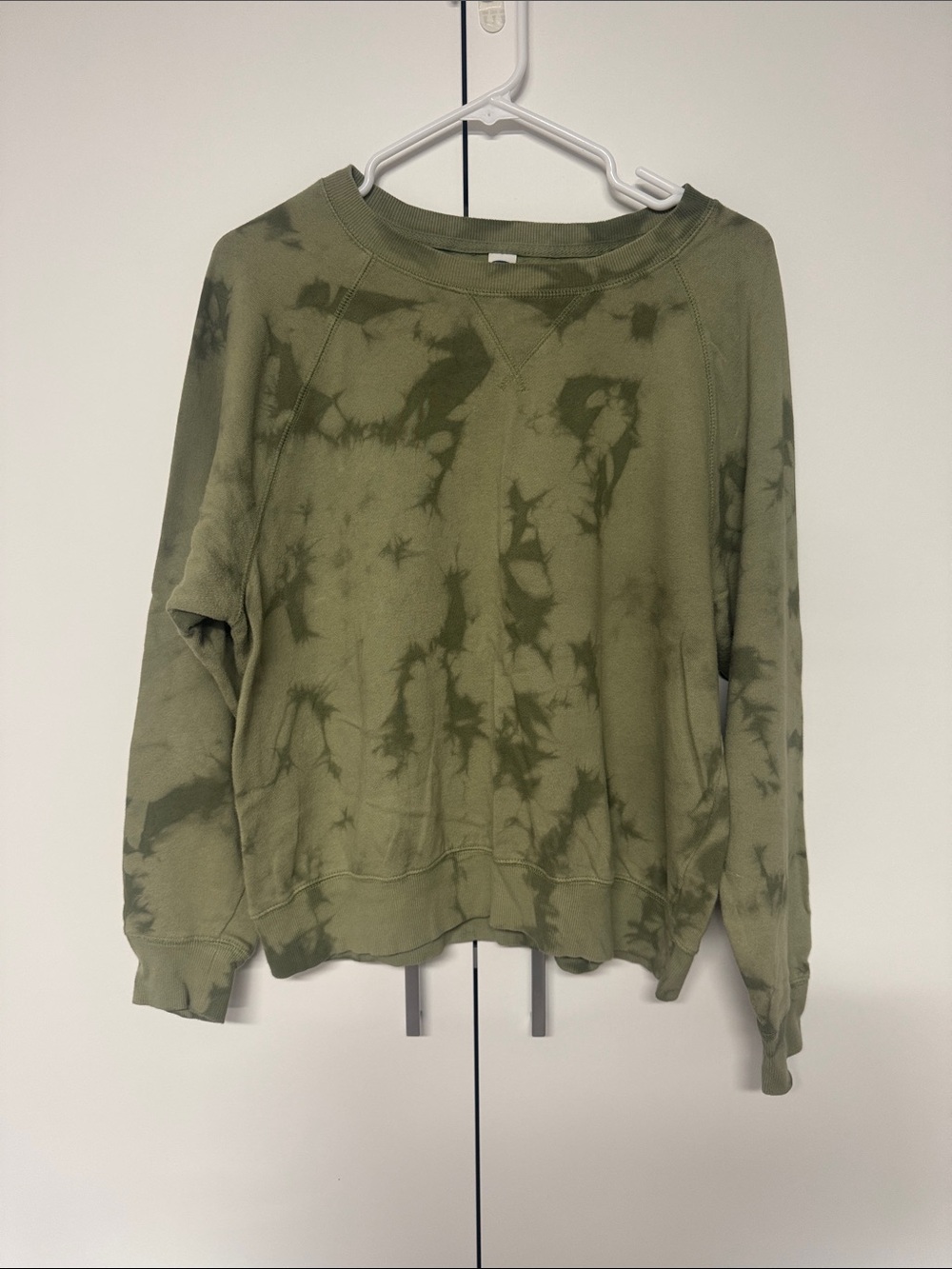 Old Navy Women's Olive Tie-Dye Crewneck Sweatshirt